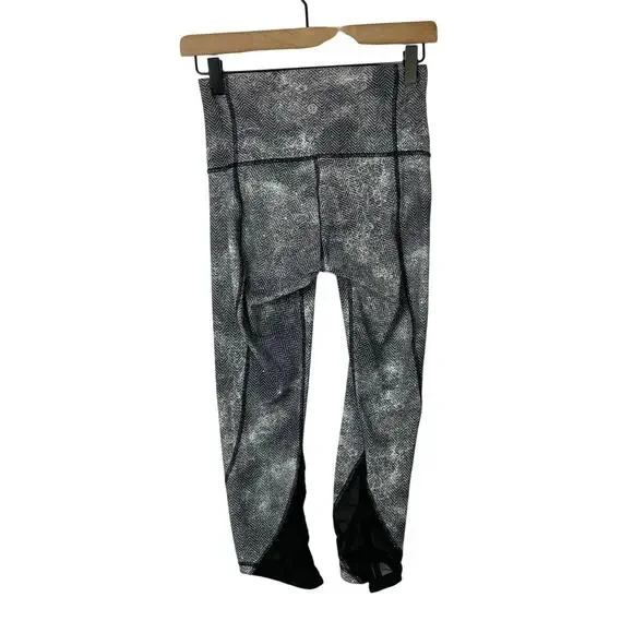 Lululemon | Essential Rhythm Black & Gray Chevron High Waist Cropped Leggings - Picture 5 of 8